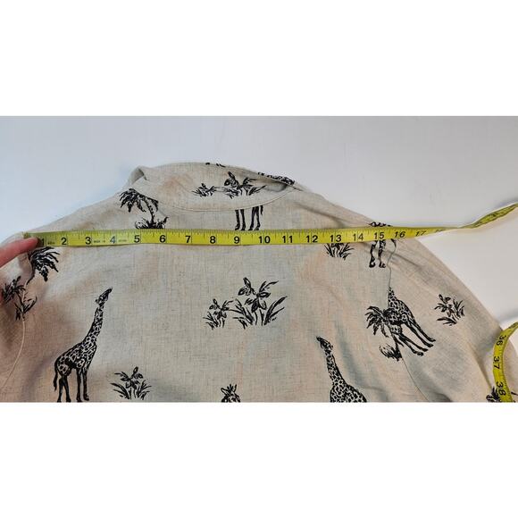 Michael Taylor sz M / L (?) Linen giraffe art shaket beige neutral button front - Picture 5 of 7